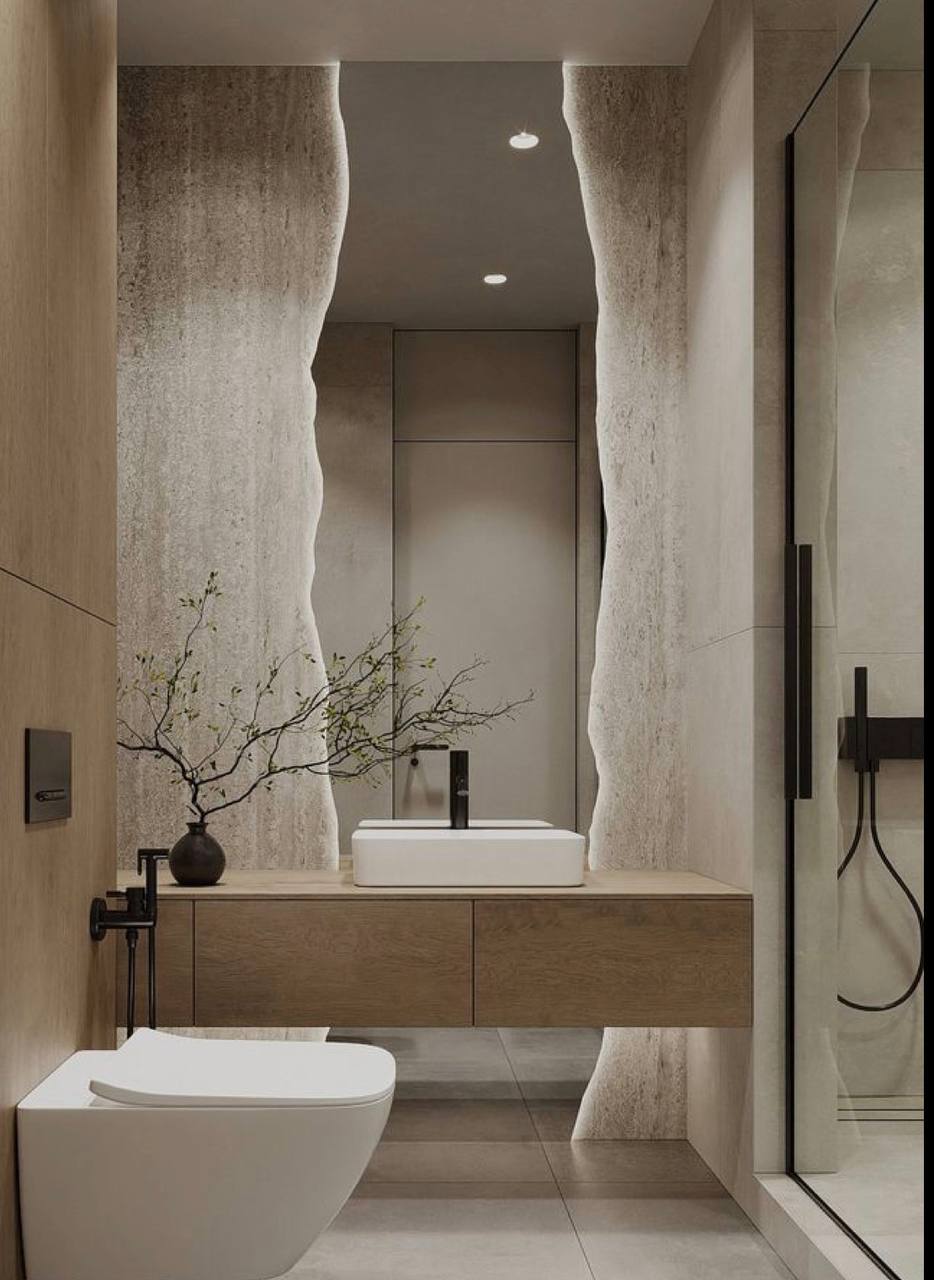 Baño minimalista con espejo rectangular empotrado entre paredes texturizadas y mueble flotante de madera